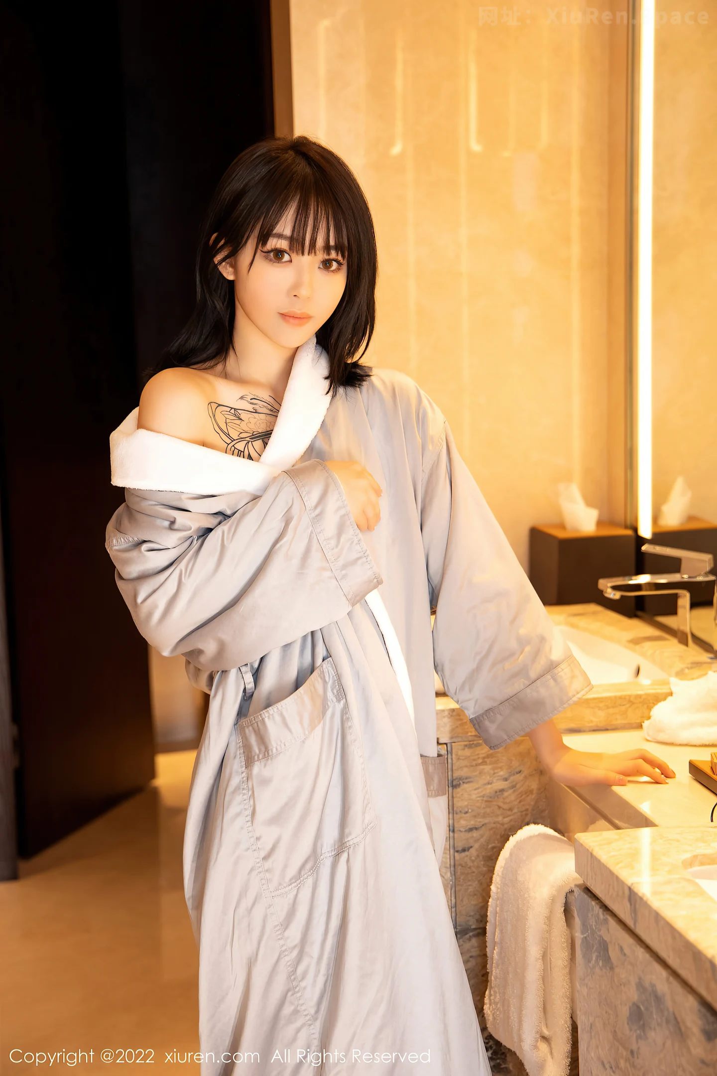 图片[3]-[XiuRen秀人网]VOL.4664 模特奶瓶酒店浴缸场景性感灰睡袍半脱露性感美背迷人诱惑写真77P-秀人网官方网站